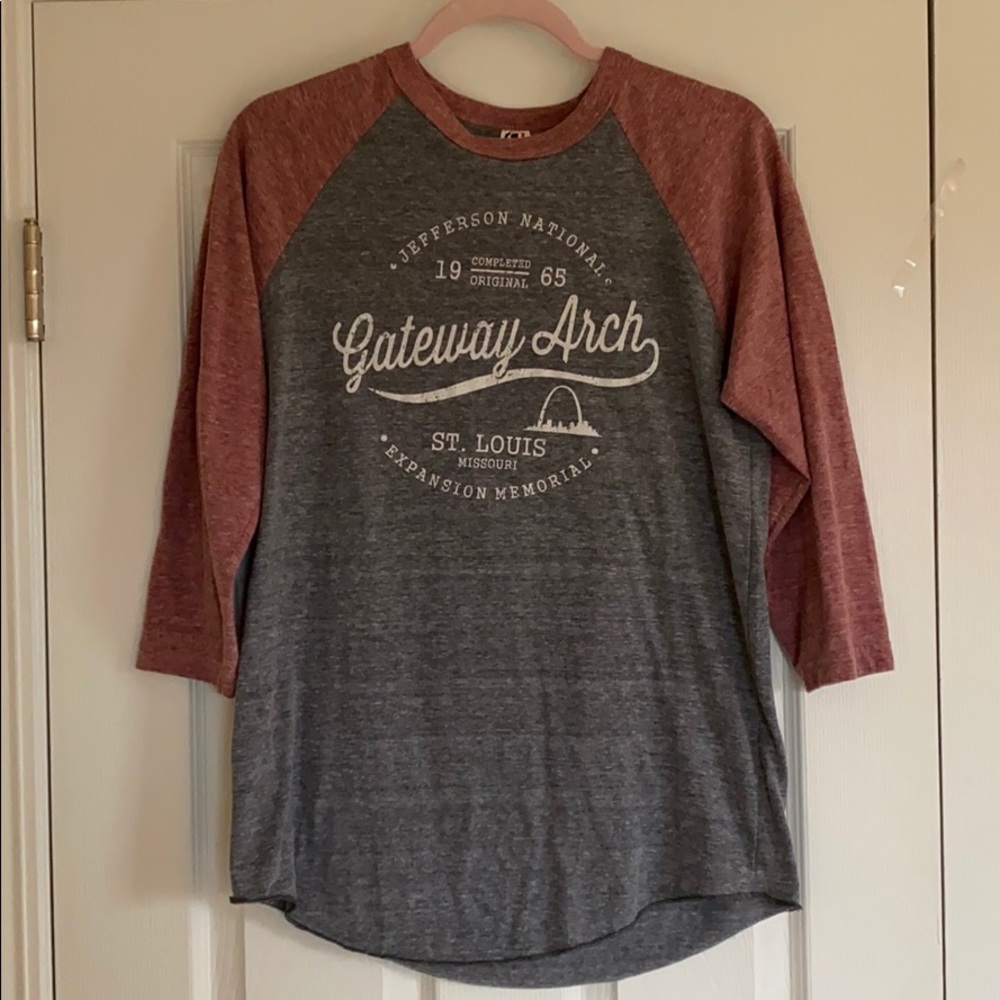 St. Louis Gateway Arch Raglan Tee W Size Medium